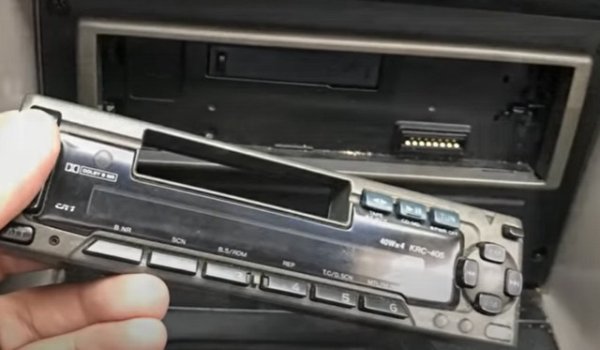 През 90-те години на миналия век бяха популярни свалящи се панели на стереоуредбите в колите. Тази характеристика беше в отговор на увеличаването на кражбите, защото въпросните стереоуредби бяха много популярни и станаха цел на крадците. Панелът за управление на системата се отделя с натискането на един бутон и липсата му прави останалата част от устройството безполезна. Освен това беше популярен и моден аксесоар &ndash; кожен калъф за панела.